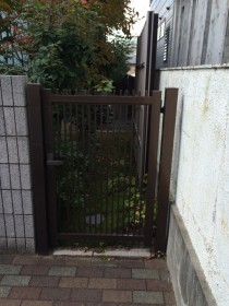 お庭の門扉から