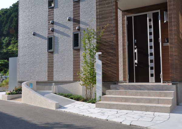 こだわりのスロープとライティングのアプローチ 福井市n様邸 ガーデンスタジオシャレス庭屋 福井の外構工事 エクステリアのことなら庭屋シャレスへ こだわりのスロープとライティングのアプローチ 福井市n様邸 ガーデンスタジオシャレス庭屋 福井の外構工事 エクステリアのことなら庭屋シャレスへ