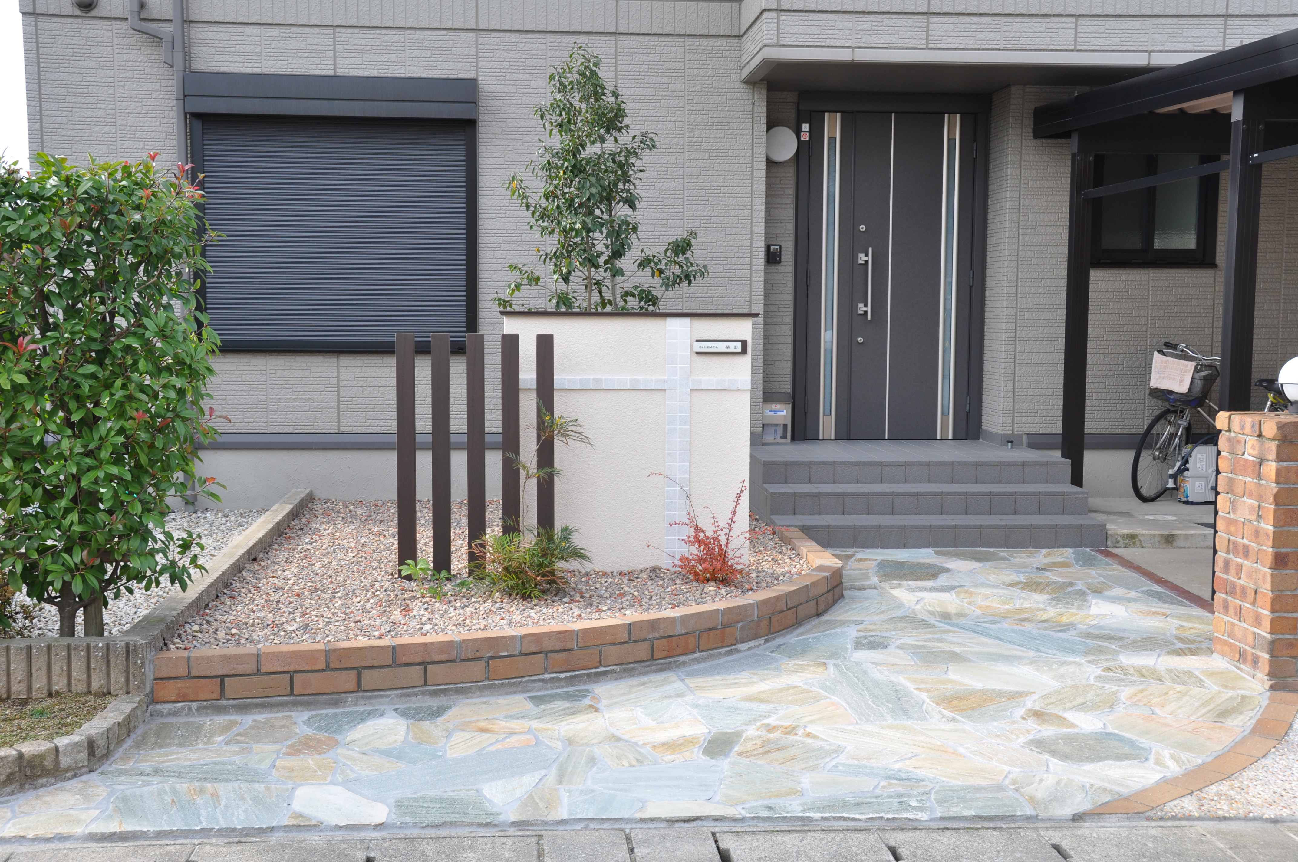 玄関アプローチのリフォーム ｜ 鯖江市S様邸｜ガーデンスタジオシャレス庭屋｜福井の外構工事、エクステリアのことなら庭屋シャレスへ