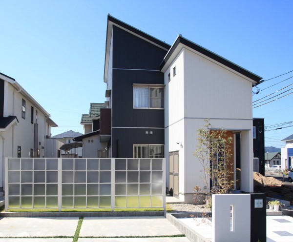 緑の芝に映える ホワイトカラーの目隠しフェンス ガーデンスタジオシャレス庭屋 福井の外構工事 エクステリアのことなら庭屋シャレスへ 緑の芝に映える ホワイトカラーの目隠しフェンス ガーデンスタジオシャレス庭屋 福井の外構工事 エクステリアのことなら庭屋シャレスへ