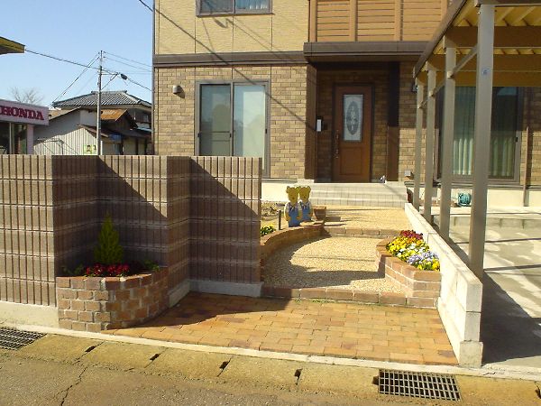 化粧ブロックとレンガの門周り ガーデンスタジオシャレス庭屋 福井の外構工事 エクステリアのことなら庭屋シャレスへ