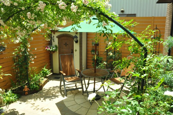 薔薇用ステンレス製アーチで素敵な庭空間 ガーデンスタジオシャレス庭屋 福井の外構工事 エクステリアのことなら庭屋シャレスへ